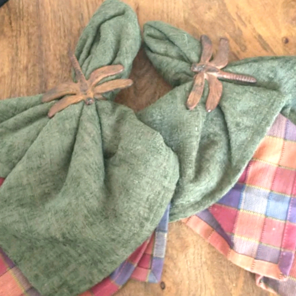 Set of two cloth napkins with metal dragonfly hold